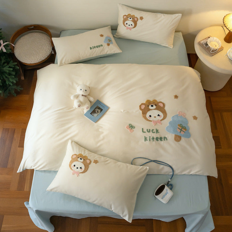 Children's bedding set with embroidered bear and mushroom appliqués made of cotton satin