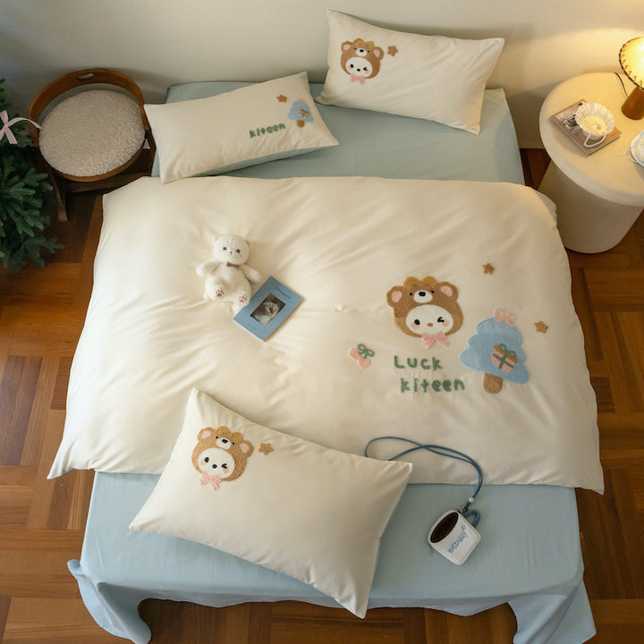 Children's bedding set with embroidered bear and mushroom appliqués made of cotton satin