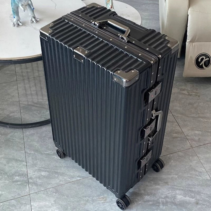 Hard-shell suitcase with integrated combination lock and silent wheels Stornfield