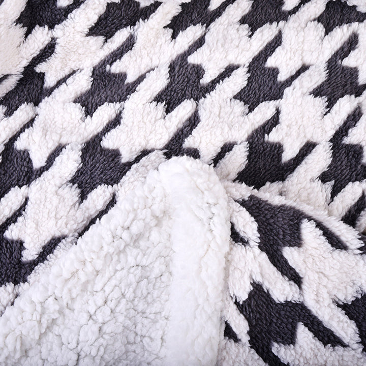 Ladies cuddle blanket with unique houndstooth pattern Stornfield