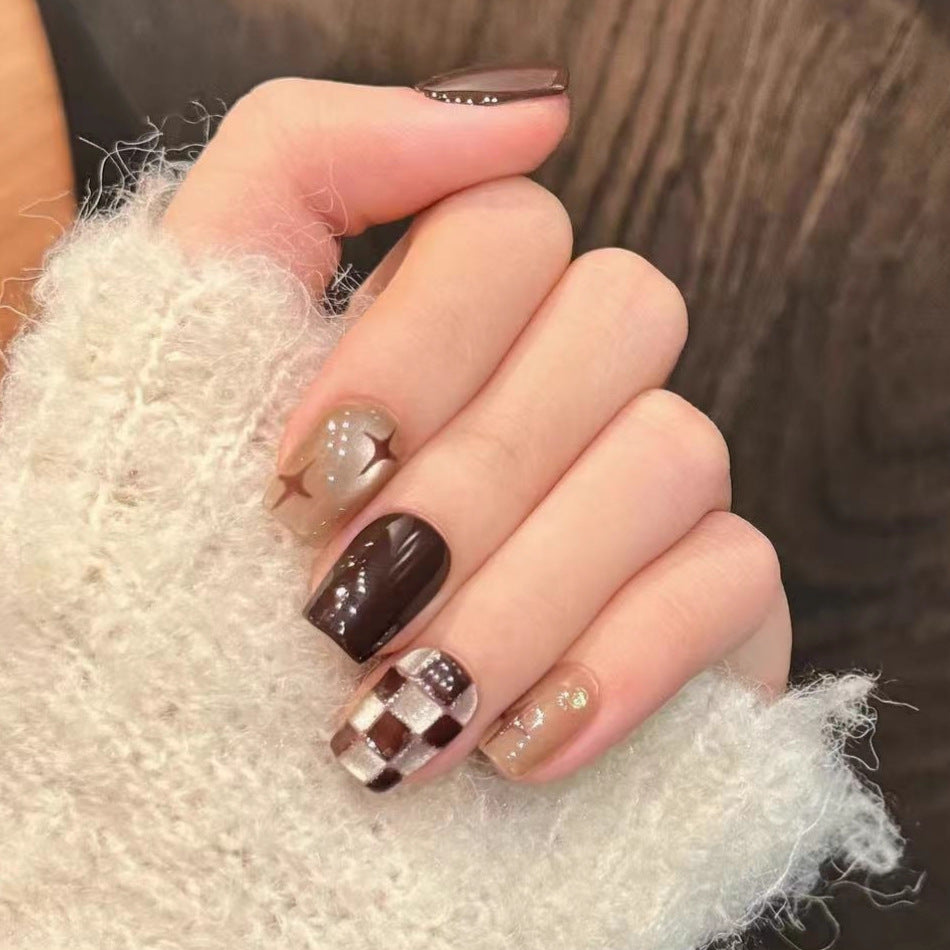 Artificial Nails in Elegant Checkered Pattern Stornfield