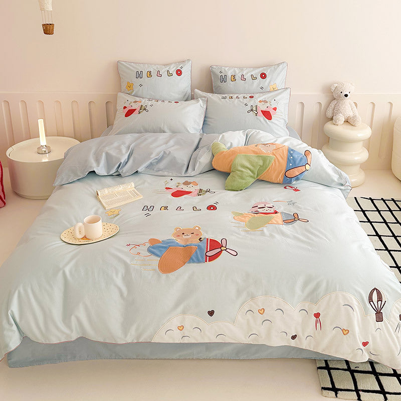 Children's bedding set made of cotton with embroidered airplane and bear motifs