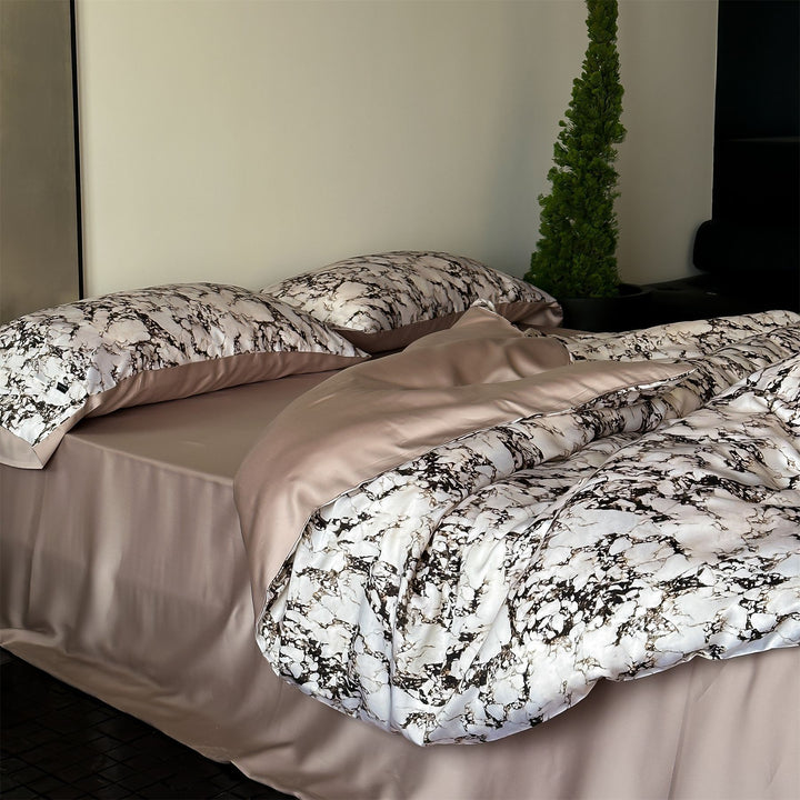 Satin bedding set with marble print, extra-fine satin and hotel closure