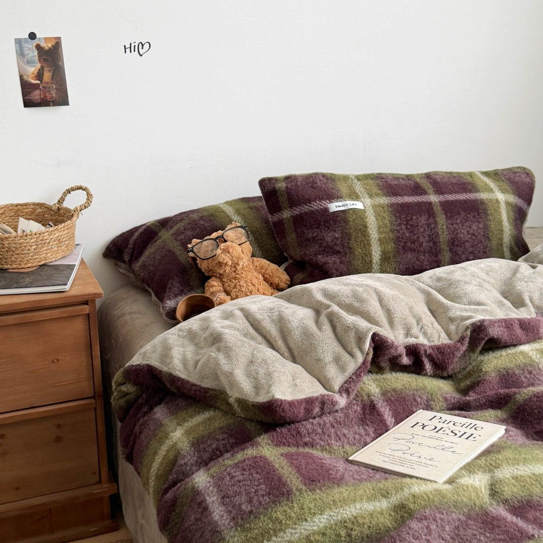 Cozy Plaid Fleece Blanket Set