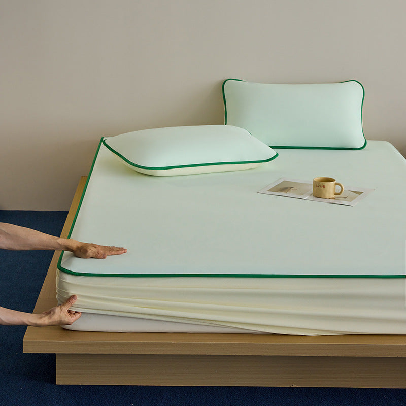 Breathable mattress protector with extra deep all-round side and fine piping