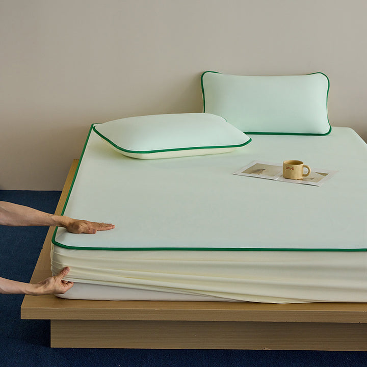 Breathable mattress protector with extra deep all-round side and fine piping