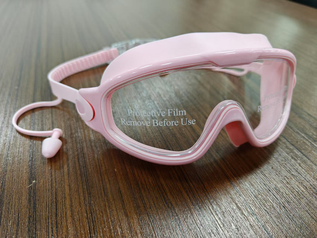 Diving mask with wide field of view and magnet holder Stornfield