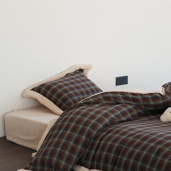 Bedding set made of cozy checkered flannel with teddy fleece edge