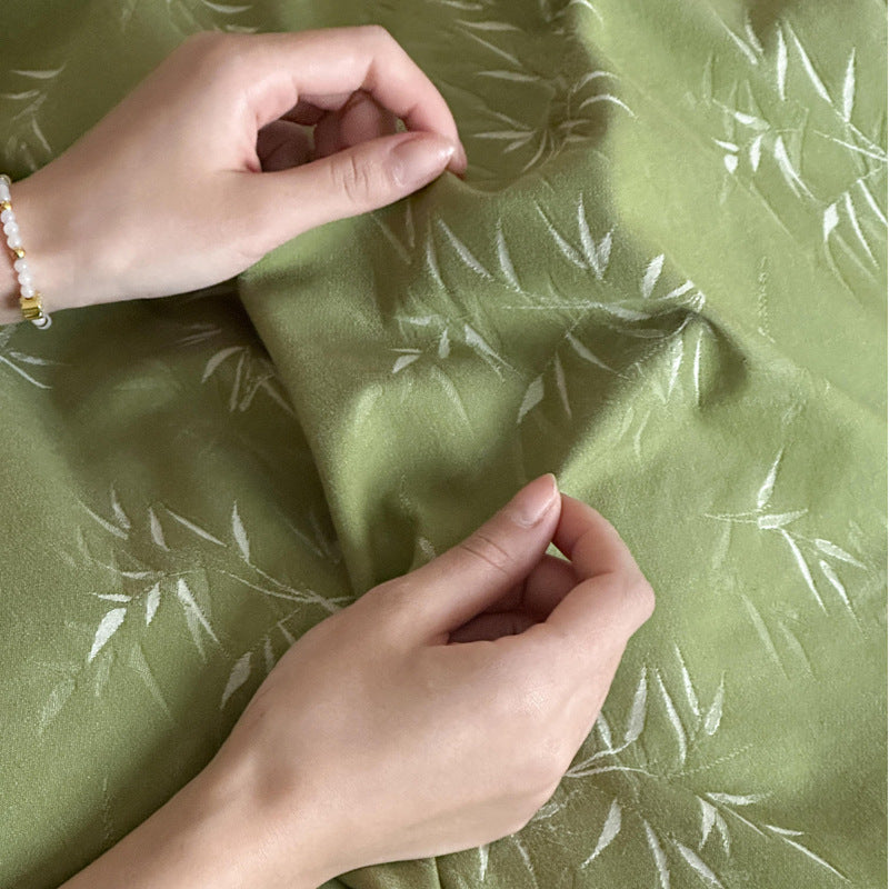 Reversible bedding set made of cotton satin with a fine bamboo leaf print