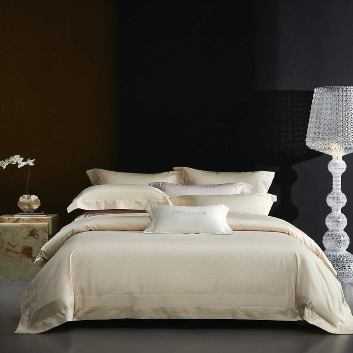 Elegant bedding set made of cotton sateen with fine quilted edge and hotel closure