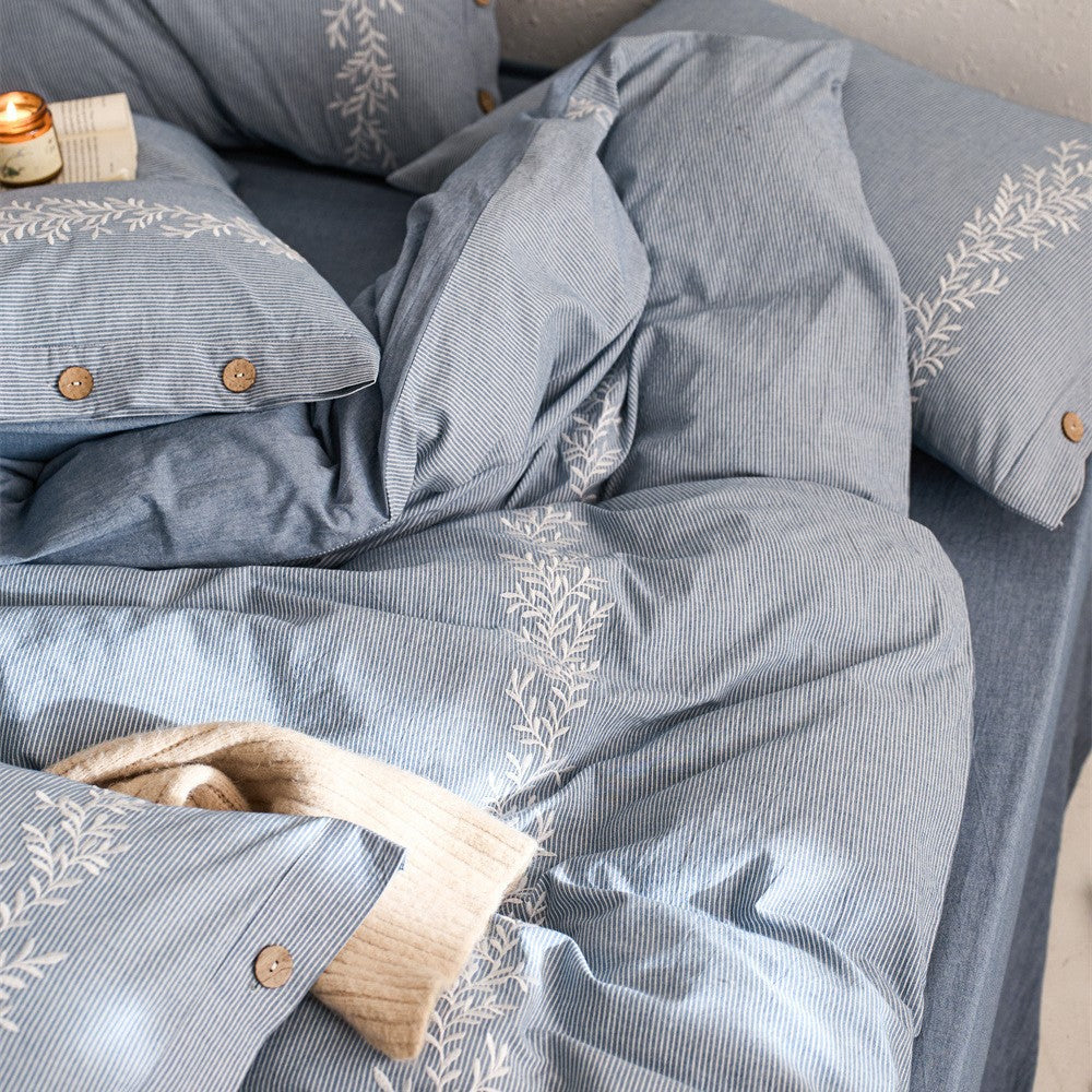 Bedding set made of breathable cotton satin with side floral embroidery