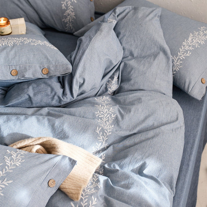 Bedding set made of breathable cotton satin with side floral embroidery