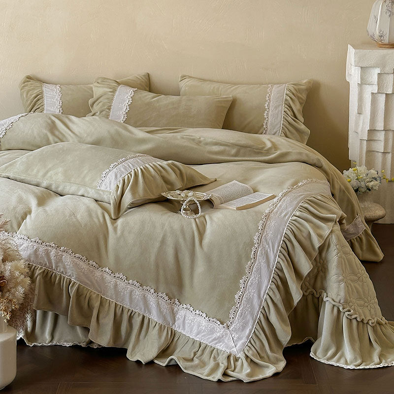 Bedding set with romantic ruffles & lace detail
