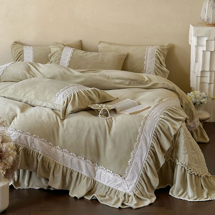 Bedding set with romantic ruffles & lace detail