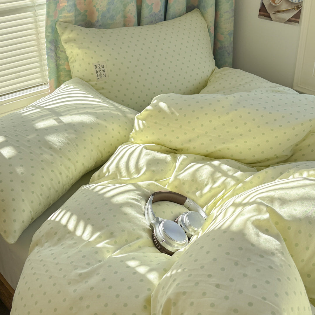 Dotted bedding set made of soft cotton satin with pillow and duvet cover