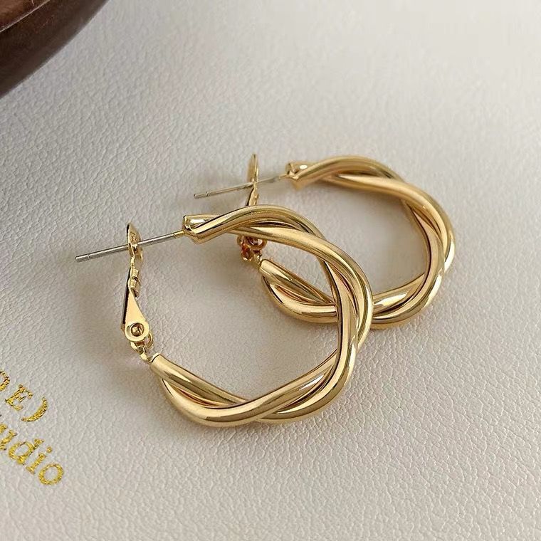 Elegant Spiral Earrings Made of High-Quality Metal Stornfield
