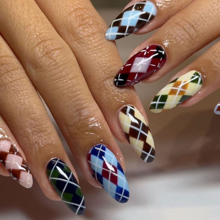 Artificial nails in elegant check pattern Stornfield