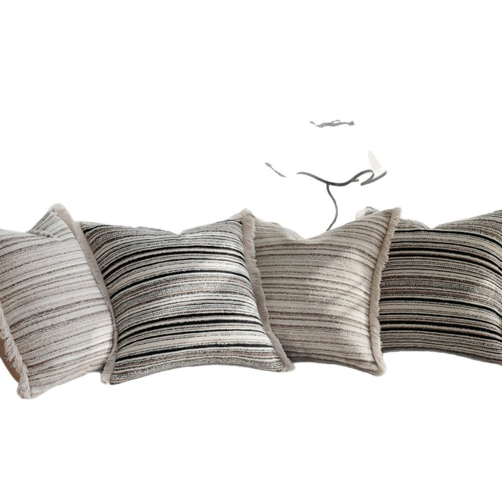 Decorative cushion with fringes