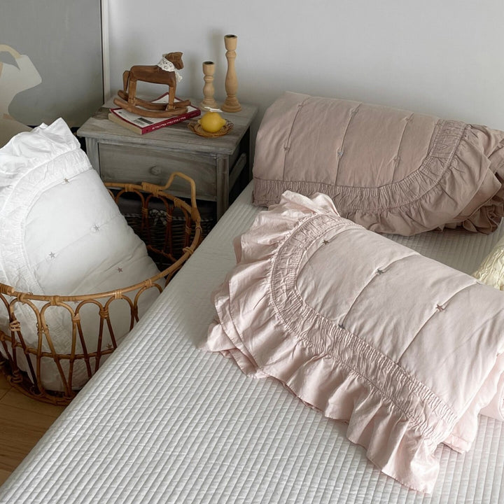 Quilted bedspread with delicate longitudinal stitching and matching pillowcases