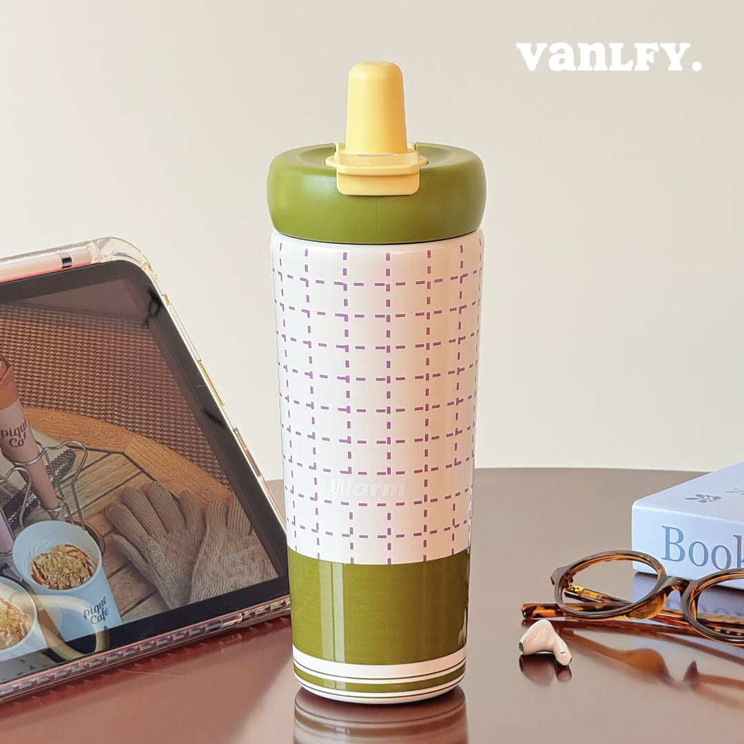Women's insulated drinking bottle with innovative silicone cap and cheerful Stornfield motif