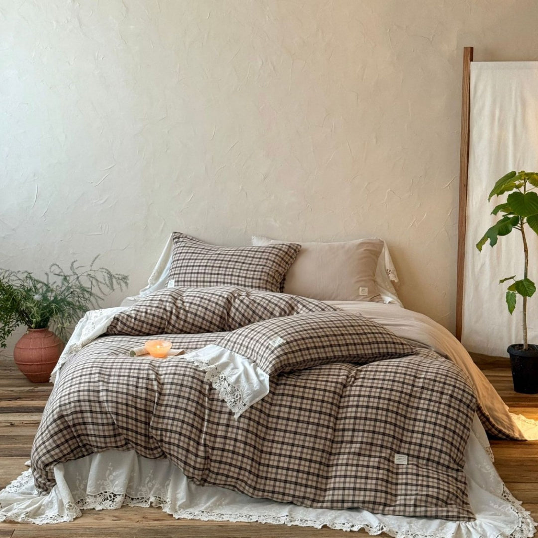 Checkered bedding set made of soft cotton with lace trim