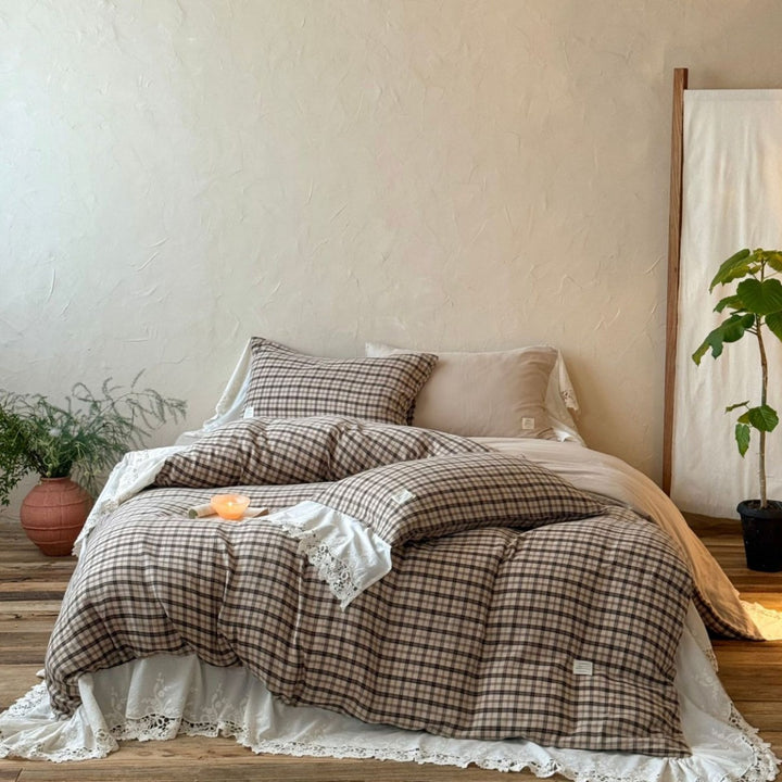 Checkered bedding set made of soft cotton with lace trim