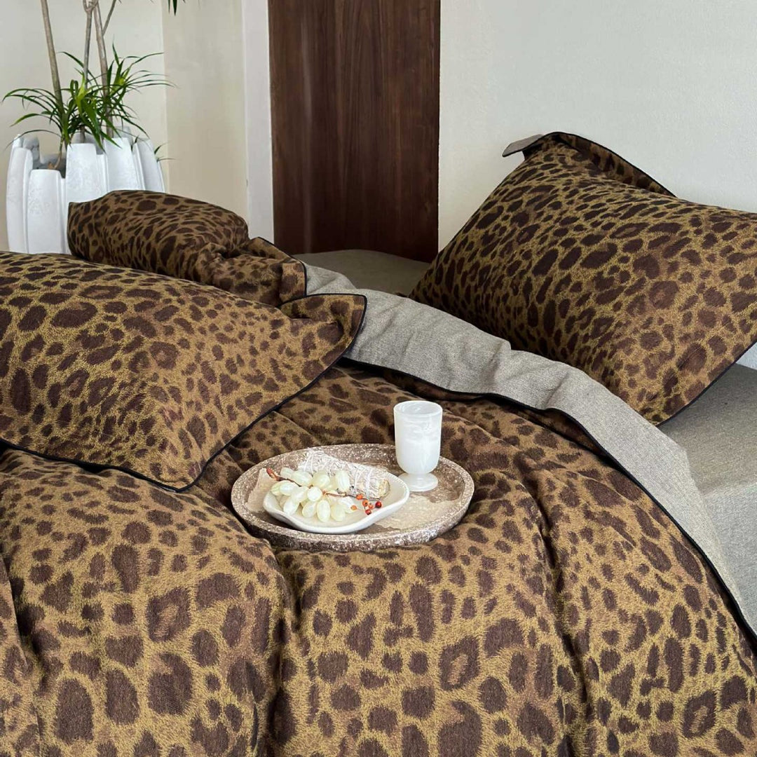 Reversible bedding set with natural leopard print