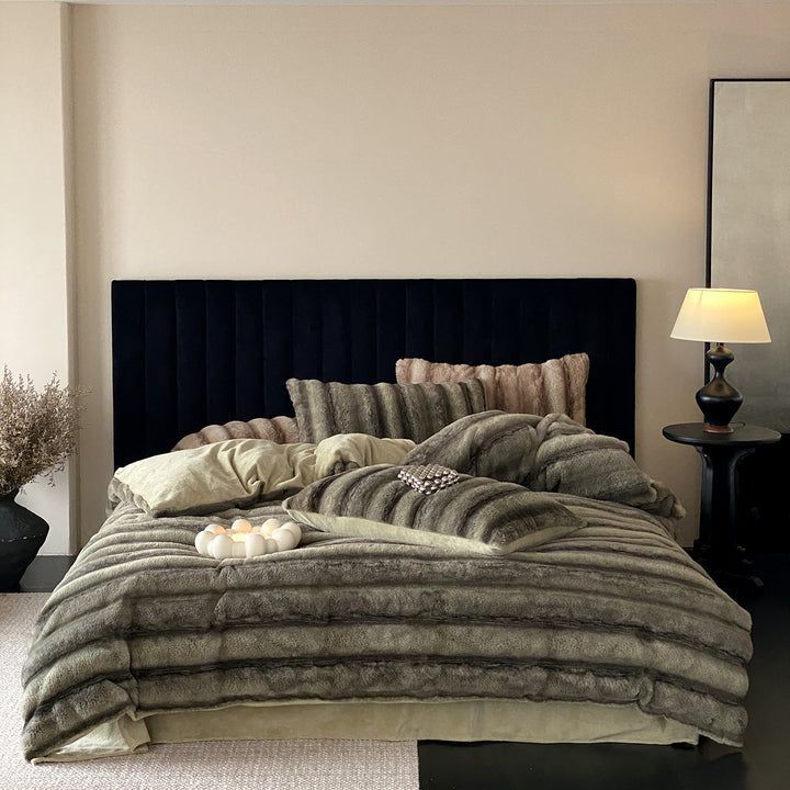 High-pile cuddle duvet cover set made of faux fur with fine striped texture