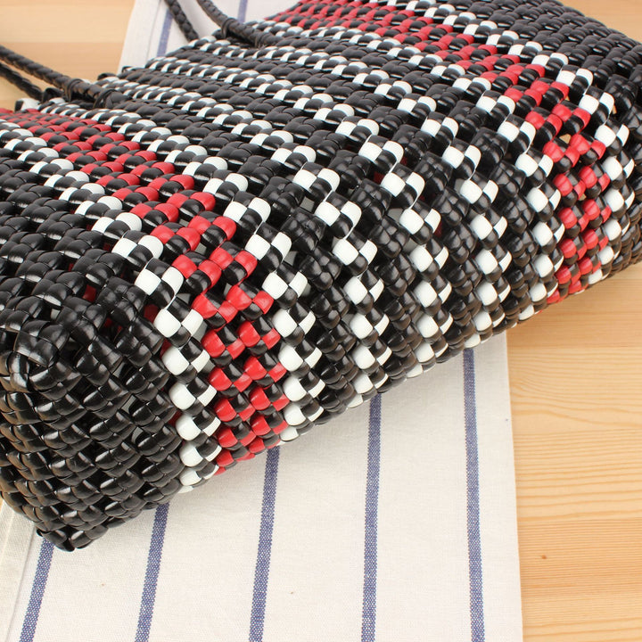 Stylish handbag made of braided material Stornfield