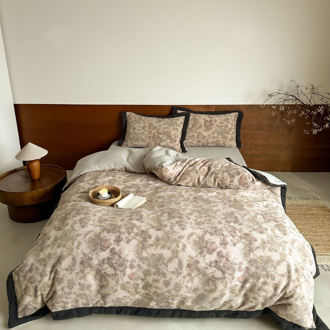 Reversible fleece bedding set with delicate watercolor pattern and contrasting edge processing