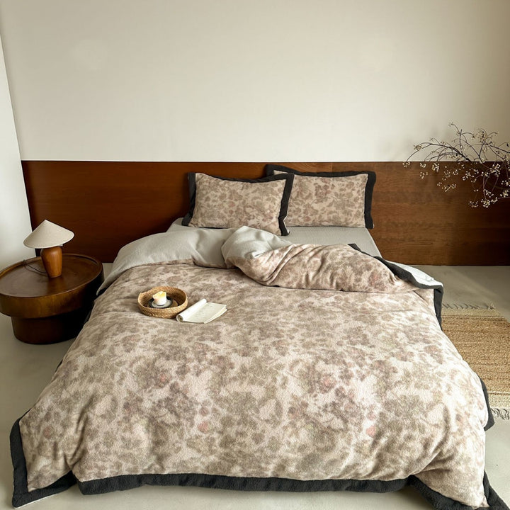 Reversible fleece bedding set with delicate watercolor pattern and contrasting edge processing