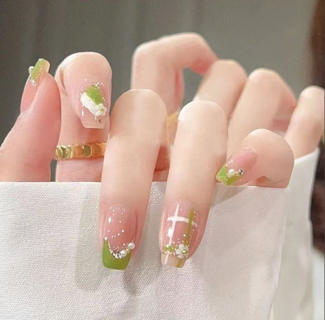 Glamorous nail art with pearls and glitter Stornfield