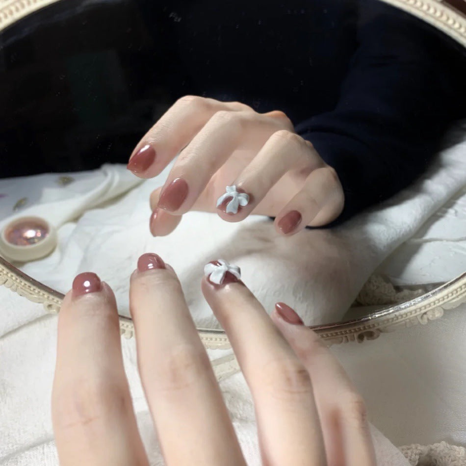 Elegant artificial nails with delicate flower accents Stornfield