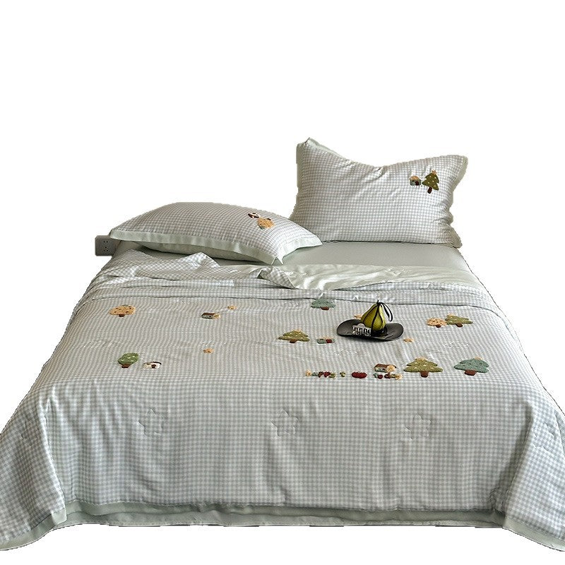 Bedding set with embroidered teddy motifs and fine gingham check