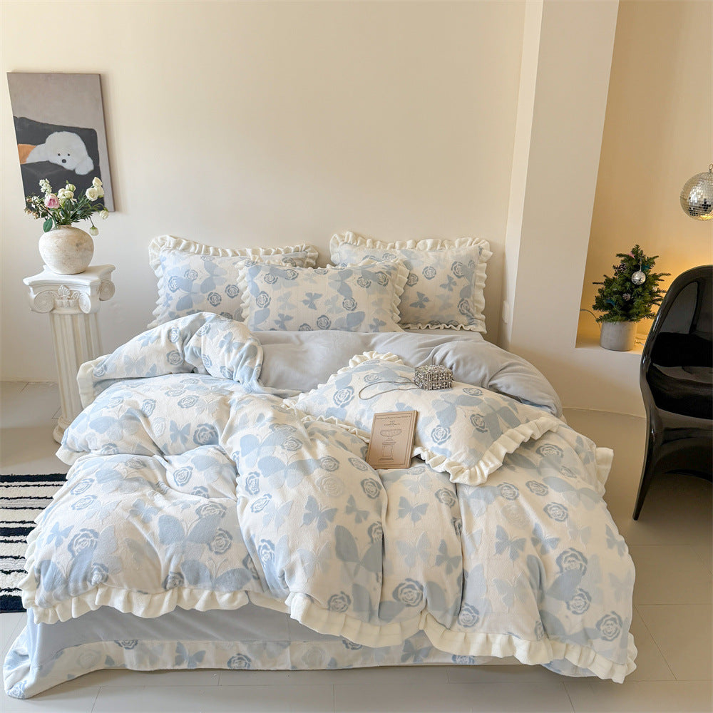 Bedding set made of soft cotton muslin with ruffle, quilted blanket and decorative pillowcases
