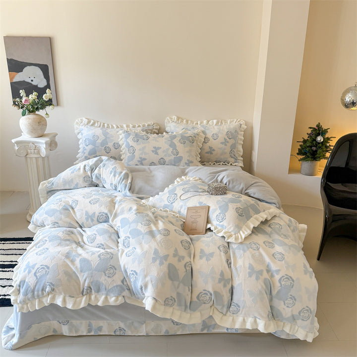 Bedding set made of soft cotton muslin with ruffle, quilted blanket and decorative pillowcases