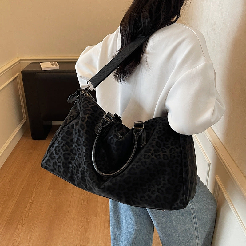 Fashionable travel bag with comfortable carrying handles Stornfield