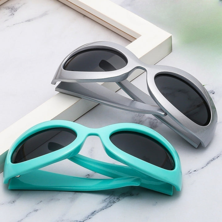 Women’s fashionable sunglasses with oval frame and modern finish Stornfield