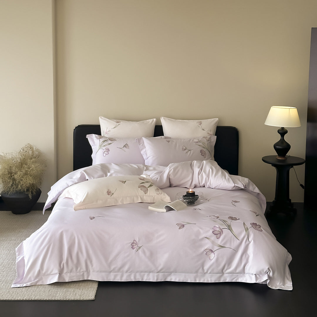 Bedding set made of cotton satin with delicately designed tulip print and extra soft finish