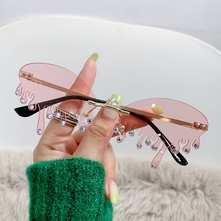 Ladies striking sunglasses in fluid design Stornfield