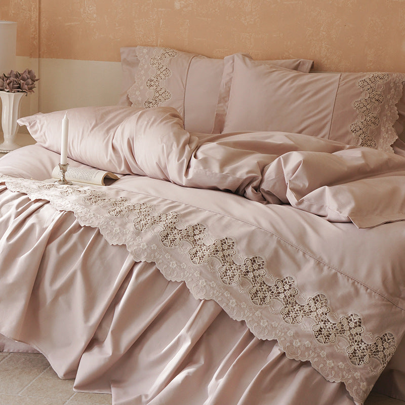 Bedding set with gathered ruffle and fine lace border