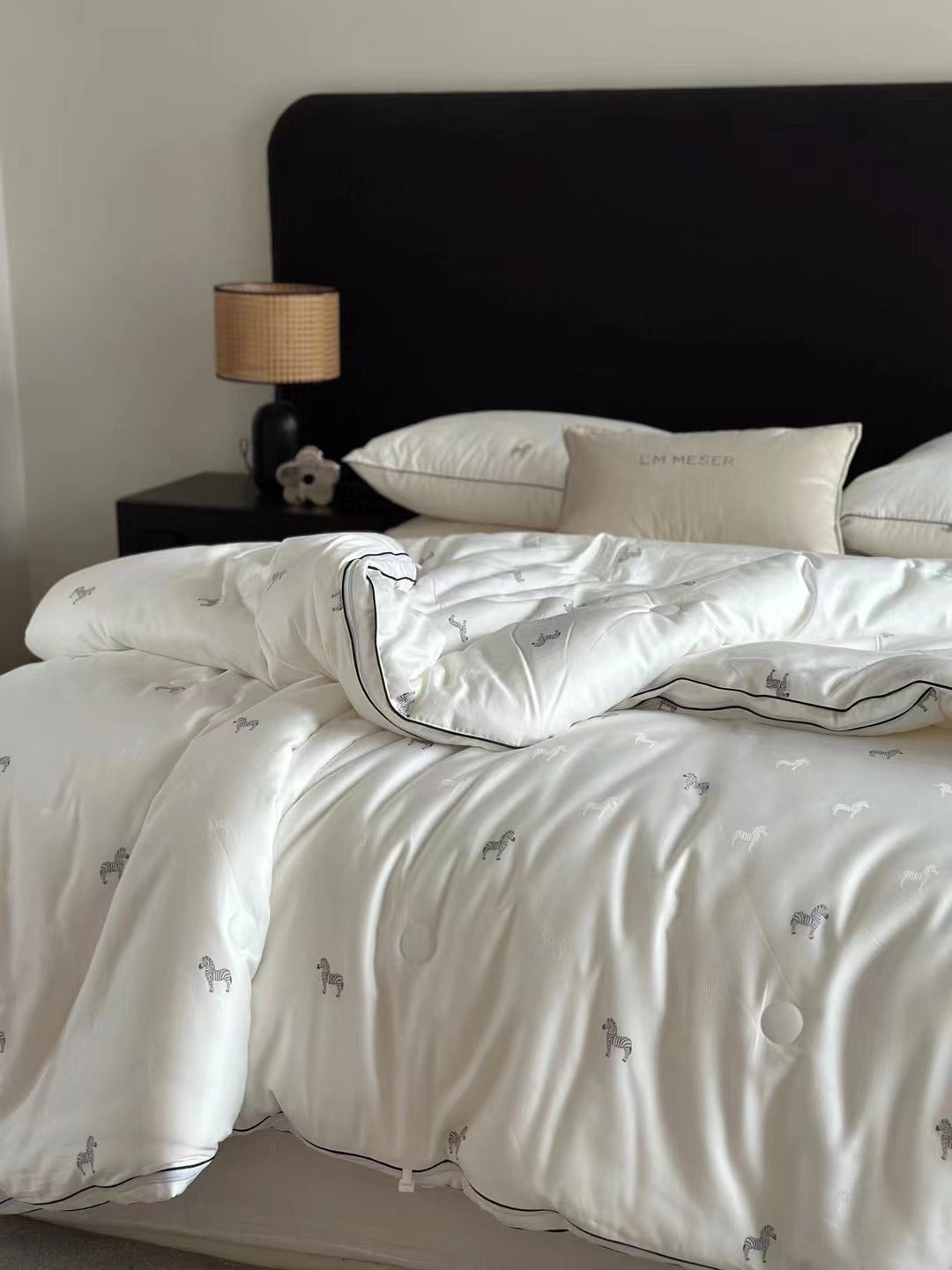 Light-warming cassette comforter with hollow fiber filling and fine tonal embroidery