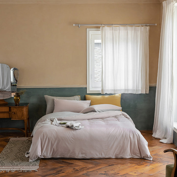 Breathable reversible bedding set made of organic cotton with light quilt and pillowcases