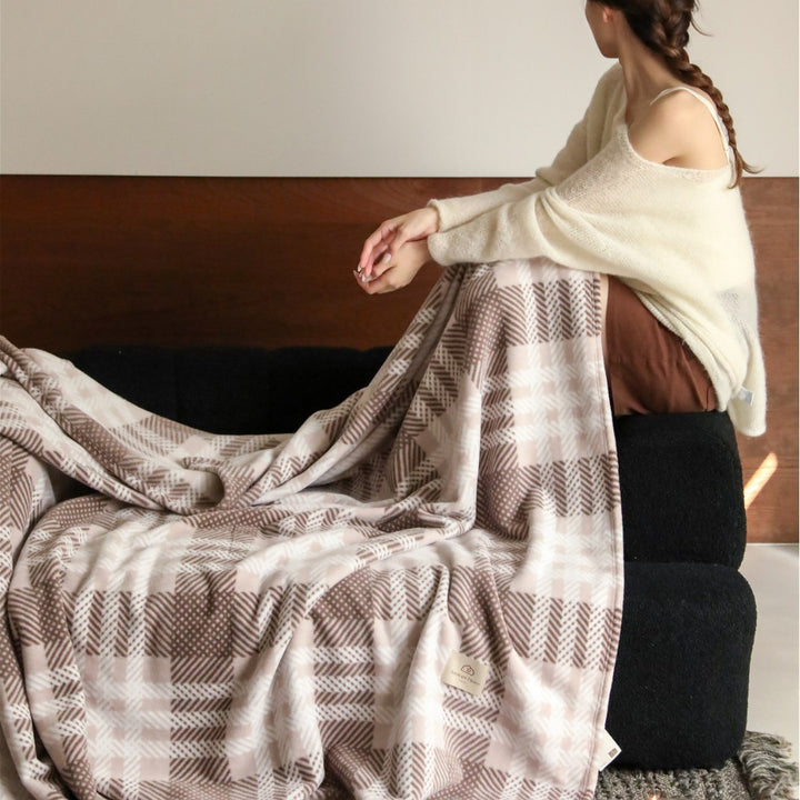 Oversized Plush Fleece Throw Blanket with Geometric Check Pattern