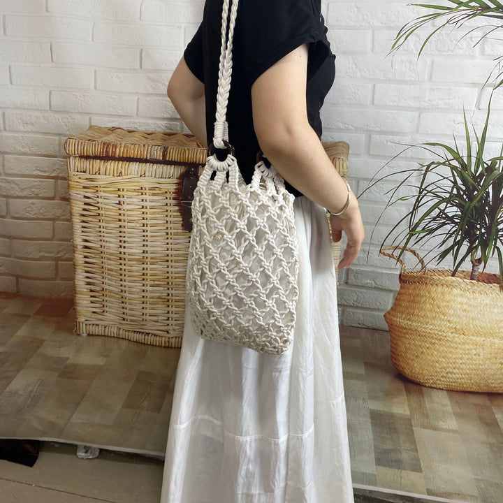 Hand-knotted mesh bag with decorative wooden rings Stornfield