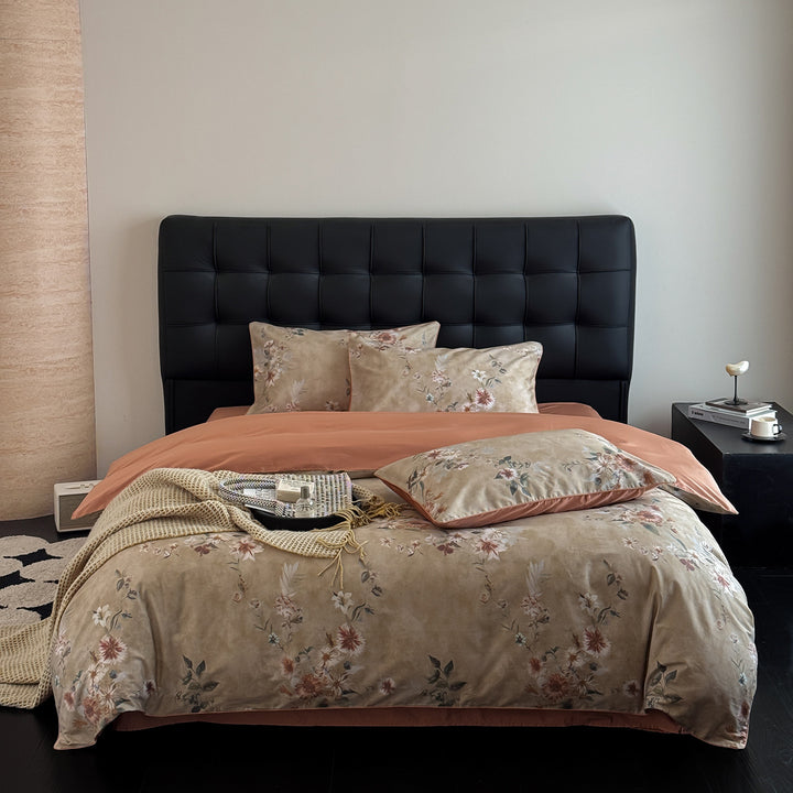 Bedding set with floral sketch look and reversible function