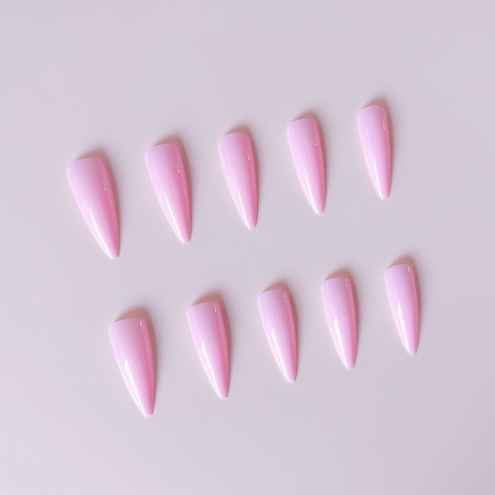 Artificial nail set with pointed design elements Stornfield