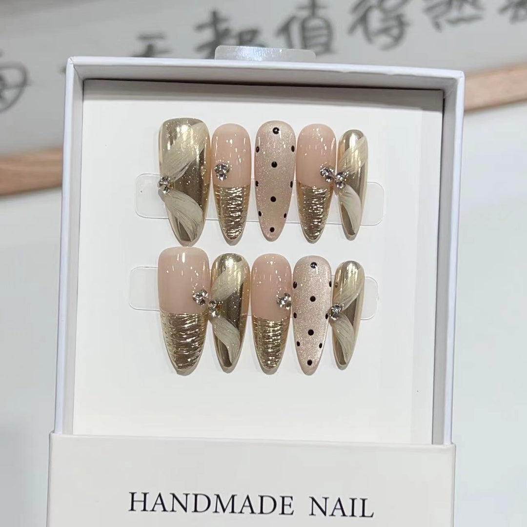 Luxury Press-On Nail Art Set with Elegant Metallic Accents Stornfield