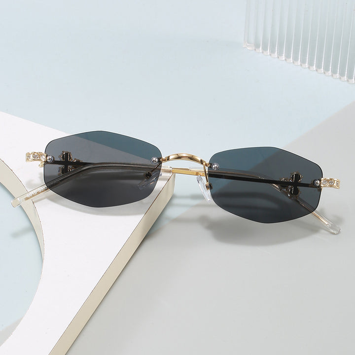 Fashionable Sunglasses in Elegant Rectangular Design with Floral Details Stornfield