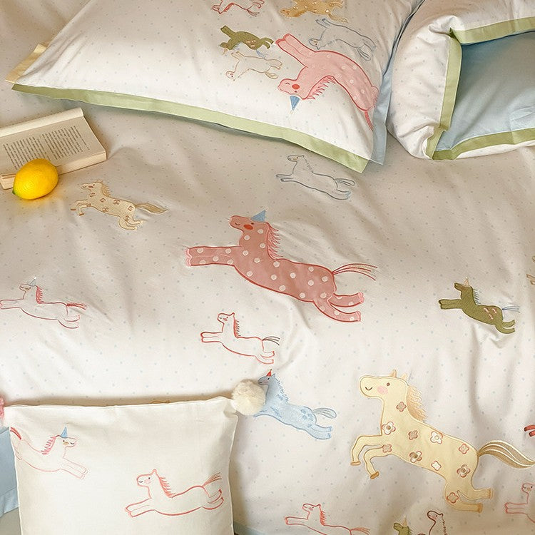 Children's bedding set with unicorn and horse print made of soft cotton satin